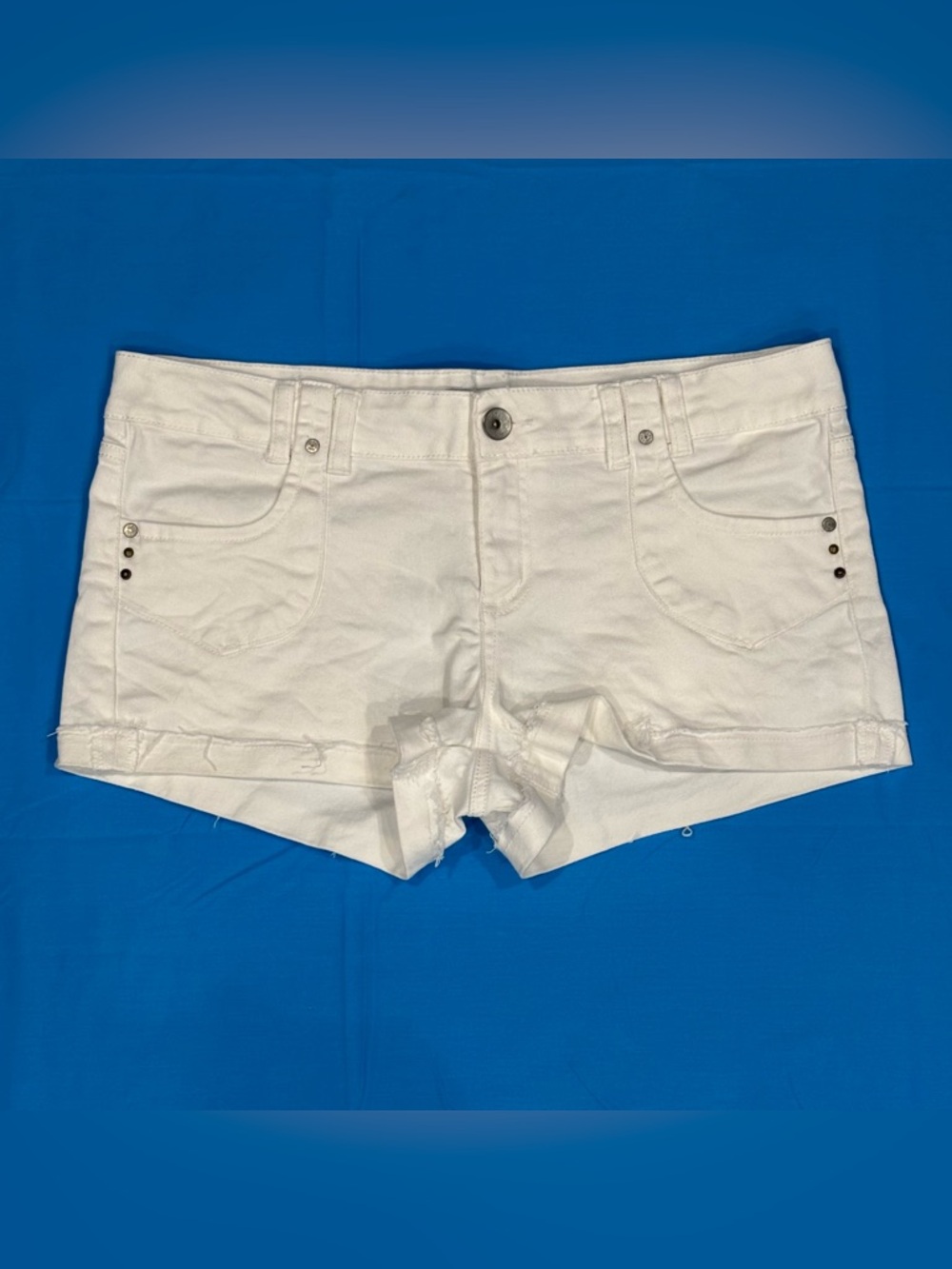 l.e.i. Ashley Low Rise White Denim Cuffed Shorts Studded Pockets Size 15 Y2K